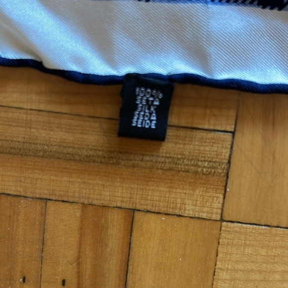 20.5 X 20.5 silk scarf - Picture 4 of 6